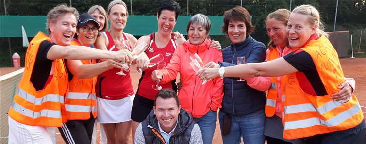 Glücklich über ihren Aufstieg - die Zweite Damen 40. Foto: privat