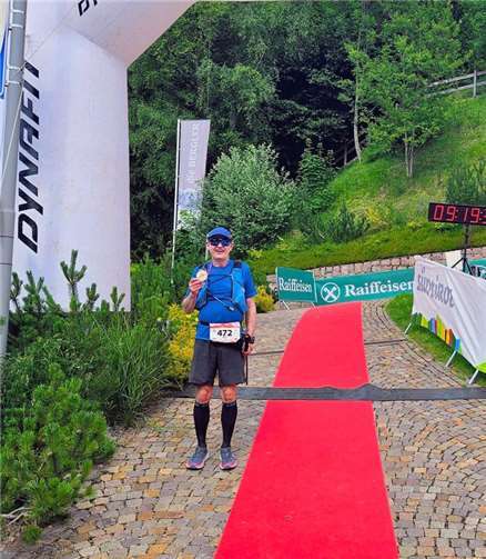 Glücklich und beeindruckt von vielen schönen Momenten kommt Karl ins Ziel.  Foto: Eva Heller