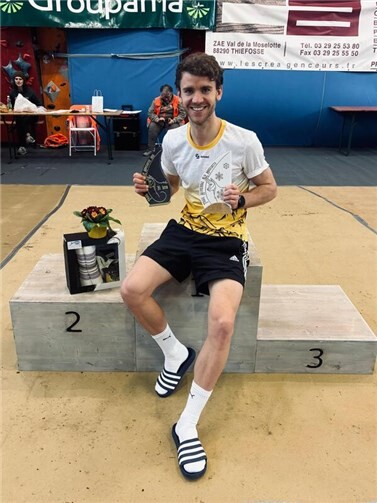 Glücklich und stolz - Tobias Zöller, Athlet des VfL Waldbreitbach, kommt beim Trail-Lauf in den Vogesen als Erster ins Ziel.  Foto:Jörg Zöller