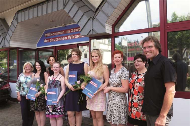Glücklich und zufrieden freuen sich vier geprüfte Maßschneiderinnen über den Gesellenbrief, umrahmt von Obermeisterin Hiltrud Sprenger (l.) und dem Geschäftsstellenleiter der KHW Fred Kutscher (r.). Prüfungsbeste war Martina Schuh (5.v.r.).Hans Hartenfels