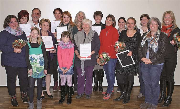 Glückliche Absolventinnen und Absolventen der Qualifizierungsmaßnahme zur Tagespflegeperson mit ihren Dozentinnen sowie der Sachgebietsleiterin für Kindertagesstätten des Jugendamtes Koblenz Daniela Machein (2. v. r.), der Lehrgangsleiterin Verena Hönig (l.) und der Fachbereichsleiterin für berufliche Bildung der vhs-Koblenz, Karina Polzin (r.). Stadt Koblenz