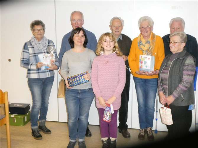 Glückliche Bingo Gewinnerinnen und Gewinner mit Spielleiterinnen Conny und Ida Deydoppel.  Foto: Martin Sandmann