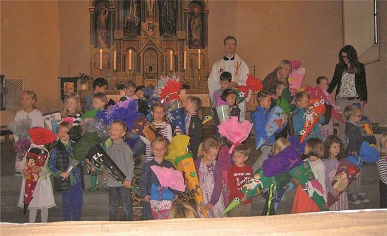 Glückliche Erstklässler mit ihren Schultüten. Gerhard Schlich