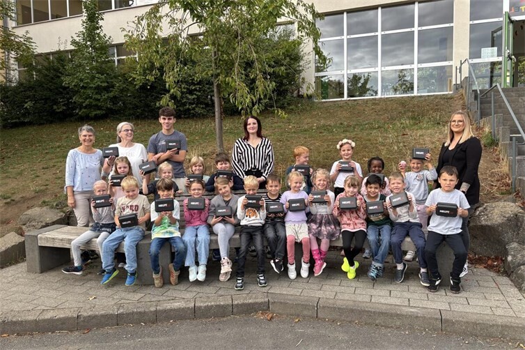 Glückliche Erstklässler*innen der Grundschule Mendig.
