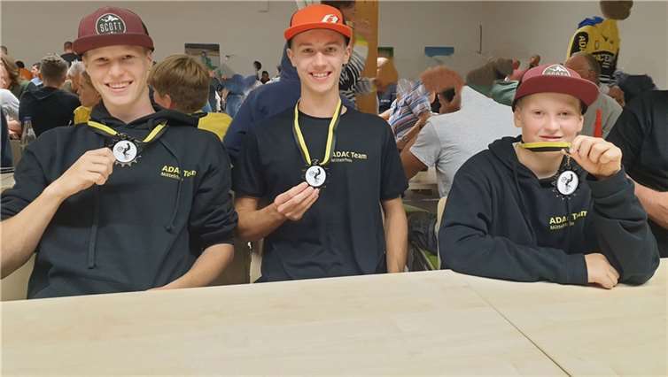 Glückliche GEsichter bei den jungen Sportlern.