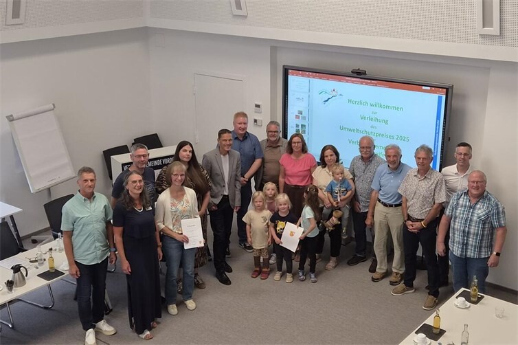 Glückliche Gesichter bei Preisträgern, Unterstützern, politisch Verantwortlichen, Vertretern der Ortsgemeinden und zuständigen Mitarbeitern der Verbandsgemeinde Vordereifel während der Feierstunde zur Verleihung des Umweltschutzpreises 2025.