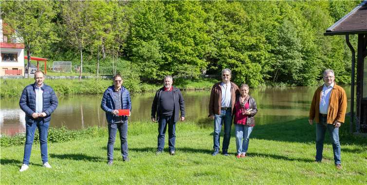 Glückliche Gesichter bei der Gewinnübergabe in Waldbreitbach. Foto: privat