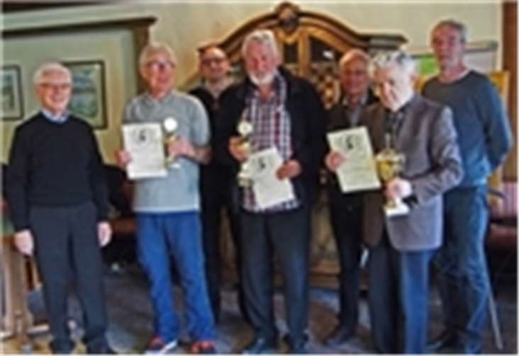 Glückliche Gesichter bei der Siegerehrung.: Heinz Ningel (Organisator und Turnierleiter), Johann Schwertel ( Dritter), Karsten Loof (1. Vorsitzender des Schachverbands Rheinland), Gottfried Schumacher (Rheinlandmeister und Bezirksmeister Rhein-Ahr-Mosel) Guntmar Baudner (Fünfter und Bezirksmeister Trier), Boris Buzov (Zweiter, Gewinner des Nestorenpokals und Bezirksmeister Rhein-Nahe), Wolfgang Cleve-Prinz (Vierter und Bezirksmeister Rhein-Westerwald) (v.l.). Privat