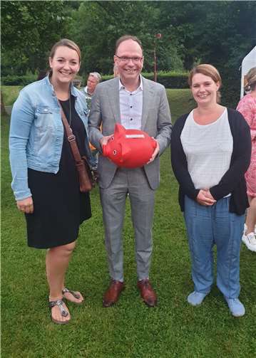 Glückliche Gesichter bei der Spendenübergabe.  Foto: privat