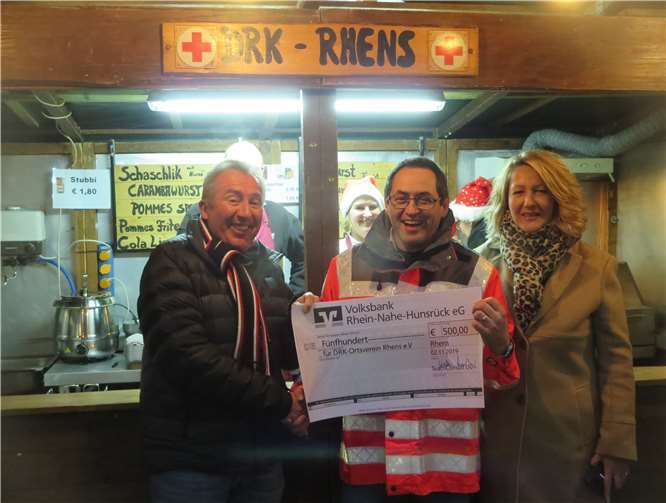 Glückliche Gesichter bei der Spendenübergabe andas DRK Rhens. Foto: Thomas Bergmann, DRK Rhens