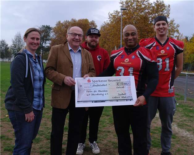 Glückliche Gesichter bei der Spendenübergabe der „Koblenz Gladiators“ an den „Verein für Menschen mit Behinderung“.  Verein für Menschen mit Behinderung