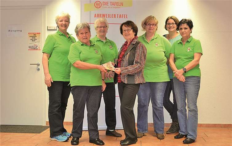 Glückliche Gesichter bei der Spendenübergabe. privat