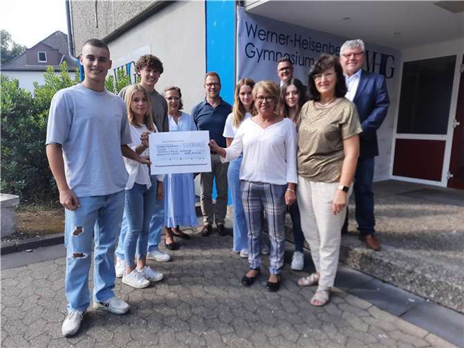 Glückliche Gesichter bei der Übergabe des Spendenschecks.  Foto: privat