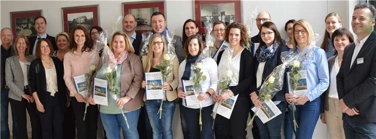 Glückliche Gesichter der 13 Absolventen des Weiterbildungskurses.privat