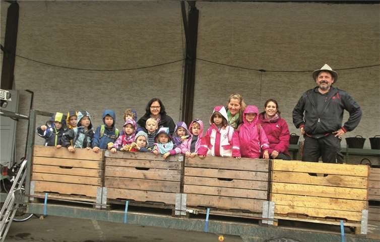 Glückliche Gesichter in den Apfelkisten nach der Apfelernte.Studentenwerk Bonn