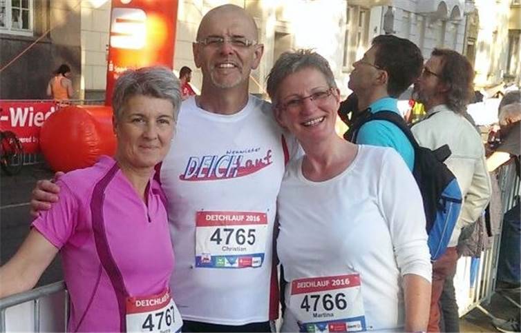 Glückliche Gesichter nach dem Zieleinlauf beim Deichlauf in Neuwied (v.l.n.r.): Petra Sawadsky, Christian und Martina Gobet. Lauftreff Puderbach