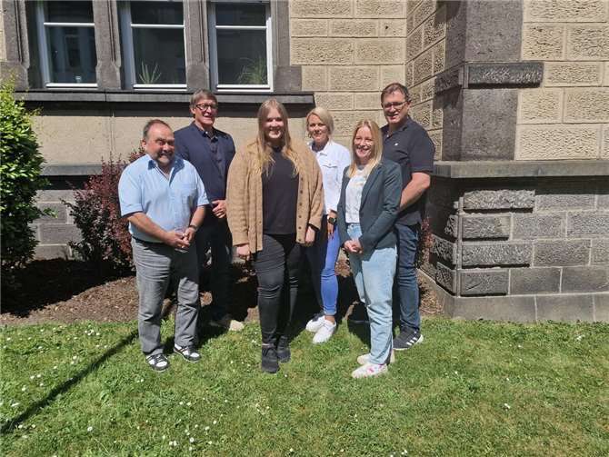 Neue Erzieherin für die Krippengruppe in Nachtsheim  Glückliche Gesichter nach der Unterzeichnung des Arbeitsvertrages im Rathaus der Verbandsgemeinde Vordereifel (v.l.): Bürgermeister Alfred Schomisch, Büroleiter Michael Augel, die neue Kollegin Antonia Michels, Fachbereichsleiterin Anna Döpgen, Kita-Leiterin Kathrin Gasper und der Personalratsvorsitzende Thomas Montada. Foto: S. Morsch, Verbandsgemeinde Vordereifel