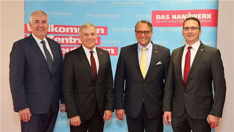 Glückliche Gesichter nach der Vollversammlung der Handwerkskammer Koblenz: Präsident Kurt Krautscheid (2.v.l.), Vizepräsident der Arbeitgeberseite Mark Scherhag (l.), Vizepräsident der Arbeitnehmerseite Joachim Noll (r.) sowie Hauptgeschäftsführer der Handwerkskammer Koblenz Ralf Hellrich (2.v.r.).Foto: Michael Jordan