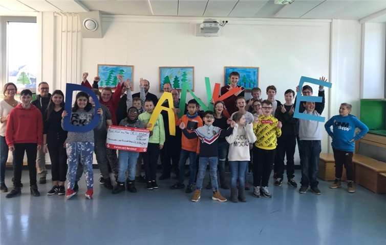 Glückliche Gesichter sind bei der Spendenübergabe in der Genoveva Schule zu erkennen.Foto: privat