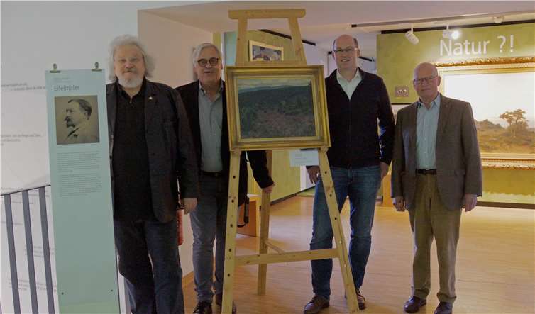 Glückliche Gesichter über eine Neuerwerbung des Eifelmuseums: Museumsdirektor Dr. Oesterwind, GAV-Vorsitzender Hans Schüller und die Sponsoren der Reichskronen-Apotheke Dr. Wolfgang Schlags und Wolfgang Schlags.Eifelmuseum