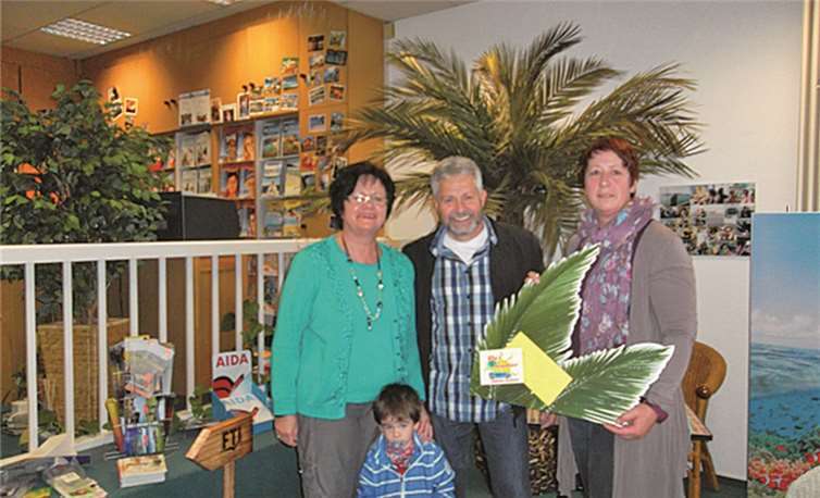 Glückliche Gewinner: Familie Zinke aus Mendig gewann einen Reisegutschein. Hier bei der Übergabe durch Michaela Klöckner von Ela’s Reisebüro!