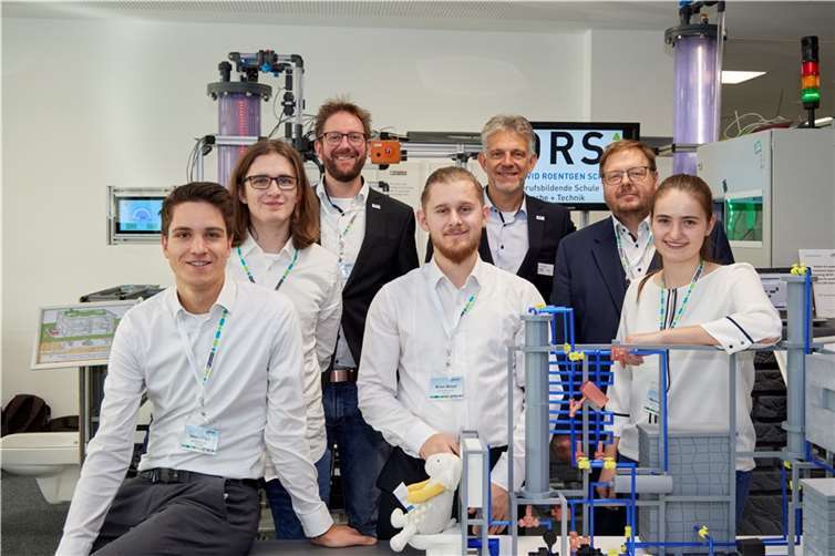Glückliche Gewinner der DRS (v.l.n.r.): Jannis Gipp, Maurice Weindel, Christian Hagedorn, Erion Bytyqi, Dirk Maxein, Thomas Hennig und Mara Lorenz. Foto: PhoenixContact/Thomas Franz