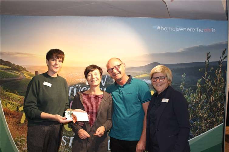Glückliche Gewinner: ein Paar aus Saalfeld (Thüringen) hatte bei einem Gewinnspiel des dortigen Moses-Hauses ein Ahr-Wochenende samt Besuch der „Klangwelle“ gewonnen und wird von Pia Steinborn (links) und Carmen Schäfer (rechts) beglückwünscht.