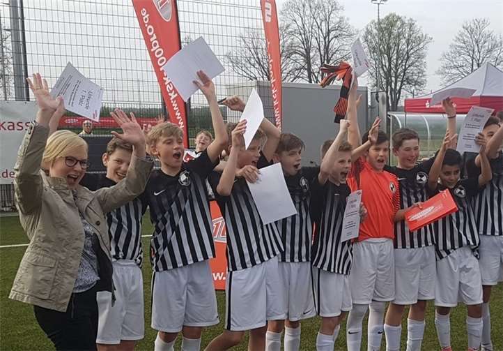 Glückliche Gewinner nach einem spannenden Spiel und Entscheidung im Acht-Meter-Schießen.privat