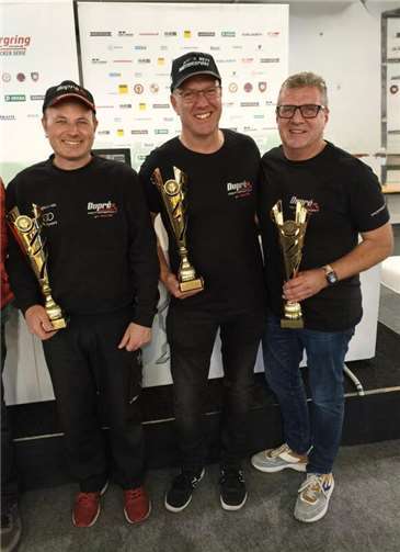 Glückliche Klassensieger (v.l.n.r.) Christoph Dupre, Achim Nett und Jürgen Nett, der seinen 95. Klassensieg auf dem Nürburgring feierte. Foto: Nett