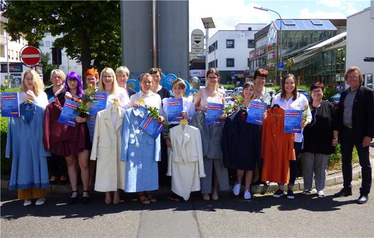 Glückliche Maßschneider-Gesellinnen präsentieren ihre Arbeiten und Gesellenbriefe vor der Handwerkerstelle in der Neuwieder Innenstadt.Foto: Hans Hartenfels