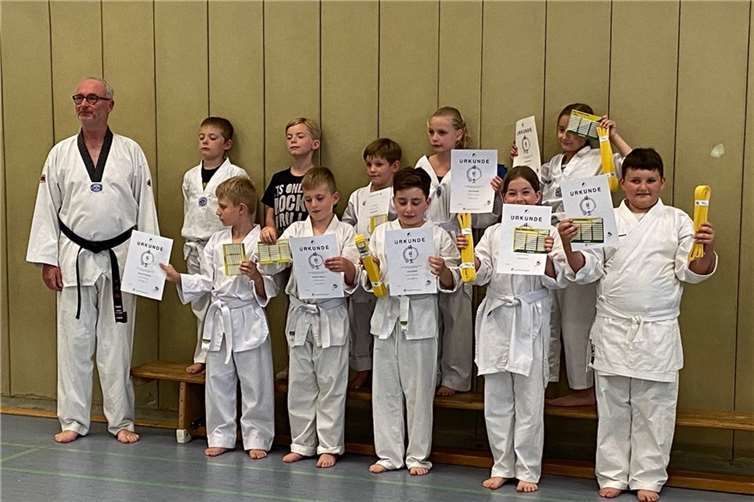 Glückliche Prüflinge mit ihrem Lehrer Trainer Jürgen Knees (v.l.): Niklas Schwebs, Phillip Hirsch, Can Özkan, Spfie Martens, Sorin Babin, 2. Reihe: Sami Kumes, Falko Cremer, Jonas Heibel, Nele Schmitt, Anna Heinrichs.  Foto: privat