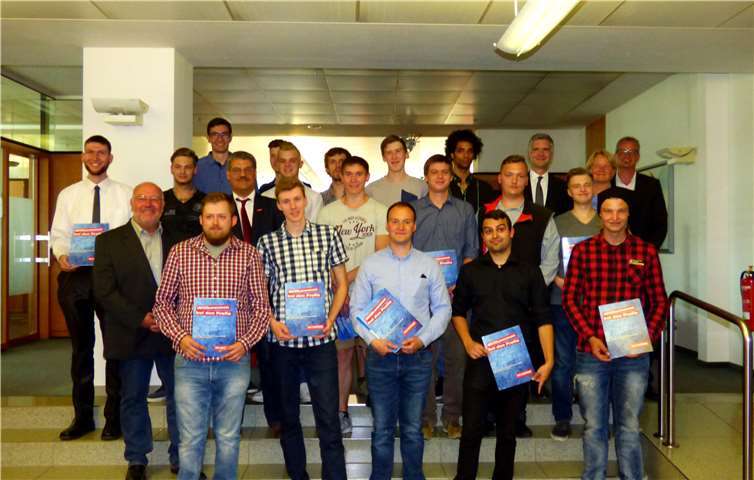 Glückliche Roentgen-Nachfolger: In den Räumen der Sparkasse präsentierten 17 Jungtischler ihre Gesellenbriefe und überzeugende Gesellenstücke.Hans Hartenfels