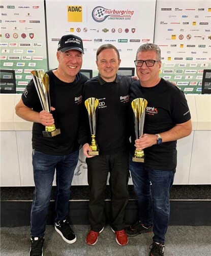 Dramatisches Saisonfinale Glückliche Sieger! (v.l.) Achim Nett, Christoph Dupré und Jürgen Nett, die Gewinner der NLS Klassensieger Trophäe VT2 FW/4WD 2025.