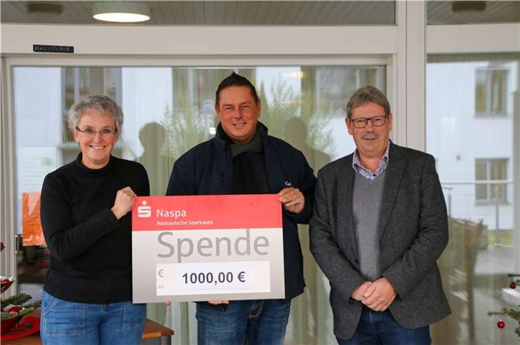 Glückliche Spender: Thorsten Hardt (Mitte) und Hubertus Kroth (re.) übergaben die Spende am 9. Dezember der Einrichtungsleiterin Eva Maria Hebgen (li.) im Hospiz St. Thomas.  Foto: © DGKK