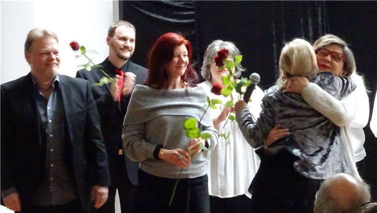 Glückliche Studierende und ein ebenso glückliches Dozententeam nach der gelungenen Abschlusspräsentation des Jahrgangs 2016/2017. Privat