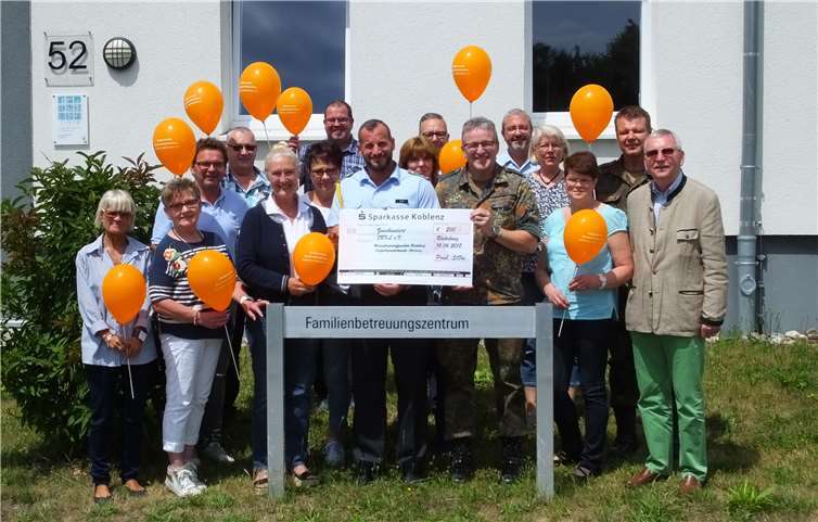 Glückliche Teilnehmerinnen und Teilnehmer bei der Scheckübergabe.privat