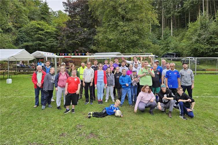 Glückliche Teilnehmerinnen und Teilnehmer sowie Ausrichter des Ebernacher Dreikampfes.  Foto: Jennifer Junglas