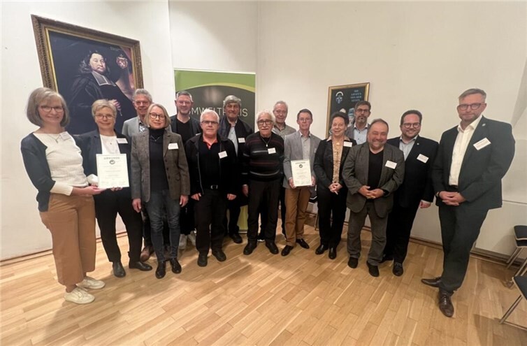 Glückliche und stolze Preisträger aus der Verbandsgemeinde Vordereifel mit Landrat Marko Boos (re.), Pascal Badziong (2.v.re., 1. Kreisbeigeordneter) und Bürgermeister Alfred Schomisch (3.v.re.) im Schloss von der Leyen in Kobern-Gondorf. Foto: Verbandsgemeinde Vordereifel