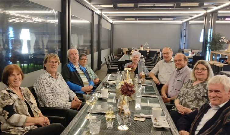 Glückliche und zufriedene Gesichter nach dem Essen im Restaurant „Zur Post“ in Welling. Foto: privat