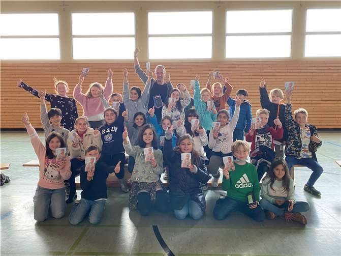 Glücklicher Gesichter bei den Schülerinnen und Schülern bei der Autorenlesung mit Stefan Gemmel an der Leo Stausberg Schule.  Foto: privat