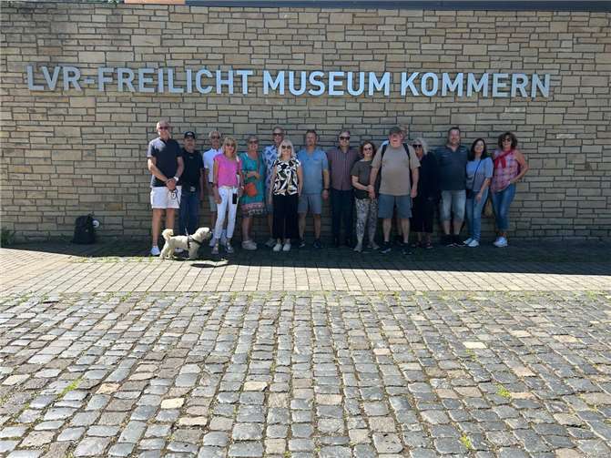 Glückliches CDU Team mit Ehefrauen, Partnern und Gästen am Eingangsbereich des Freilichtmuseums in Kommern.  Foto: Martina Wulf