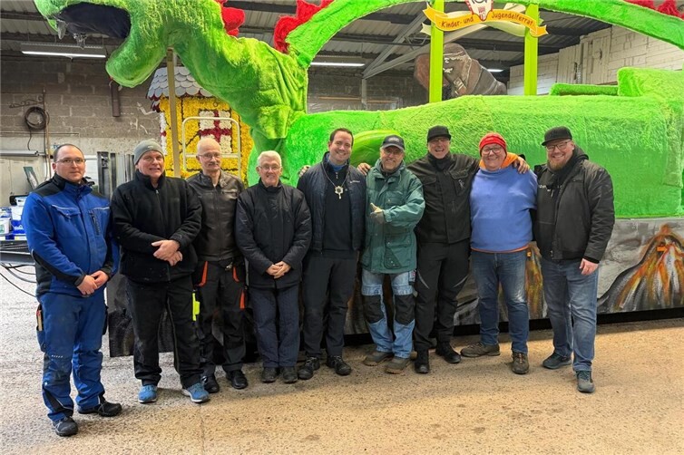 Glückliches Wagenbau-Team, nachdem Alexander Caspers vom TÜV Rheinland Koblenz die Wagen mängelfrei beurkundet hat. (v.l.) Daniel Seil, Michael Kost, Timo Glaser, Klaus Bollinger, Alexander Caspers, Klaus Oraczewski, Robert Maxeiner, Andreas Steffens und Lukas Sauer.