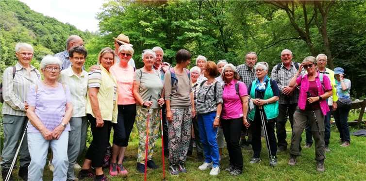 Glückliches Zusammentreffen der beiden Wandergruppen am Angelteich.
