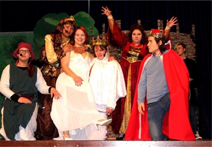 Glückselig umarmte die Königin ihre wiedergefundene Tochter Rapunzel.