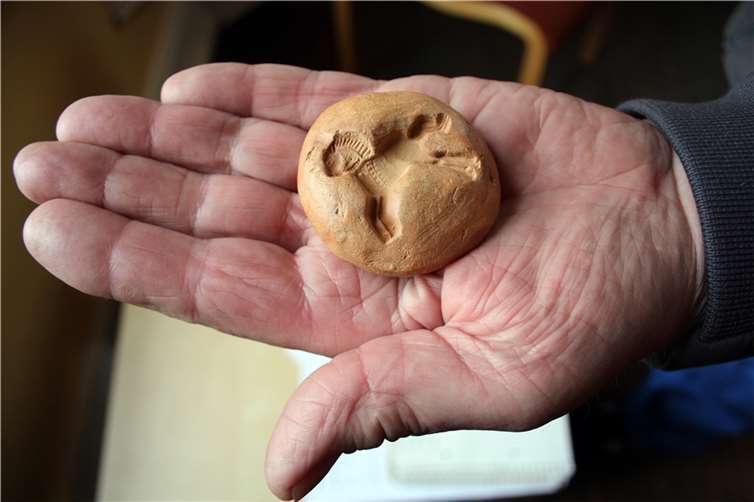 Glücksfall: Die Form eines Punzenstempels in der Hand ihres Finders Friedhelm Brandau.