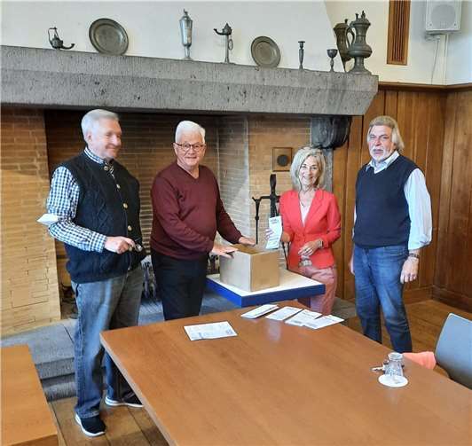 Glücksfee Marion Klein von der Tourist-Info der Stadt Linz zog im Beisein von Mitgliedern der Fair Trade Steuerungsgruppe aus der Vielzahl der abgegebenen Lösungsblätter die zehn Gewinner, die je einen Rucksack mit fairen Leckereien sowie weiteren kleinen Überraschungen erhalten. Von links: Horst Engling, Hans-Joachim Schmitz, Marion Klein, Peter Gillrath. Foto: Fair Trade Steuerungsgruppe Linz