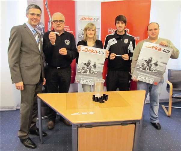 Glücksfee Miriam Willberger (M.) hatte beim Ziehen der Gruppen im Beisein von Mayens Vereinschef Hans Molitor (Zw.v.l.) und Kreissparkassen-Direktor Karl-Josef Esch (l.) ein glückliches Händchen.GUN