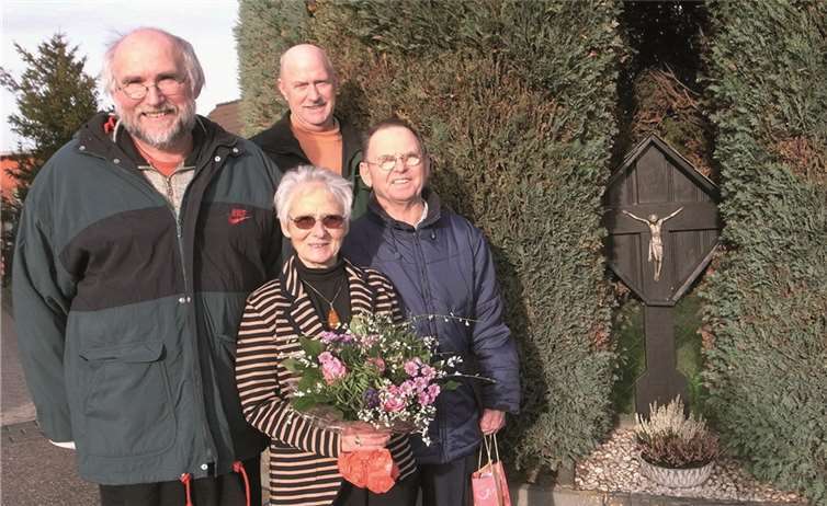 Glücksgriff: Ortsvorsteher Kalle Kerstholt (l.) stellt dem Ehepaar Anneliese und Manfred Schmidt ihren Nachfolger, Willi Wexeler (h.r.) vor.  privat