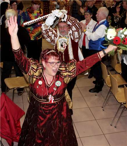 Glückstrahlend zogen Prinz Robert und Prinzessin Walburga in den Bürgersaal ein.