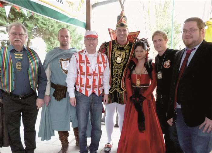 Glückwünsche für das Brohler Prinzenpaar Arno I. und Nina I.: Ingo Terschanski (3. v. l.), Frank Klapperich (2. v. l.), Christoph Schmitt (2. v. r.) sowie Jens Schäfer (r.) und Vater Paul Schäfer (l.). privat